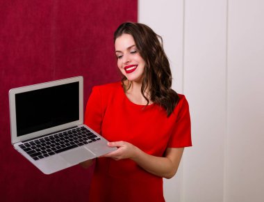 bir laptop tutan kadın