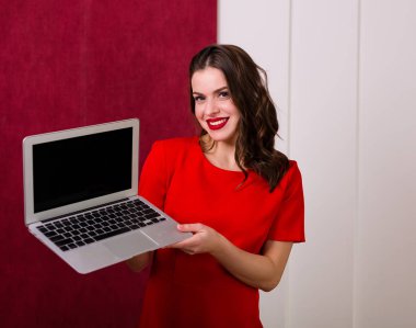 bir laptop tutan kadın