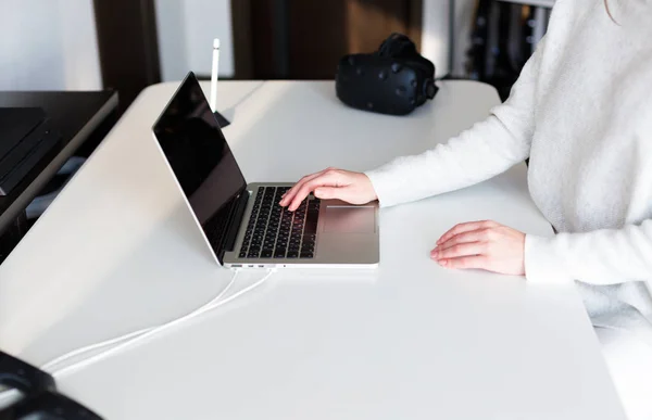 노트북에서 일하는 여자 — 스톡 사진