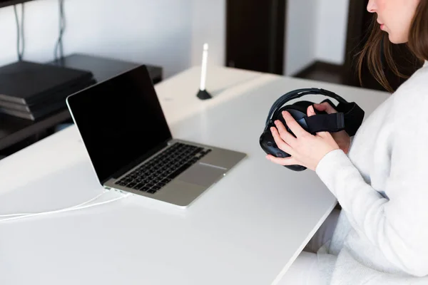 Woman working at the laptop — Stock Photo, Image