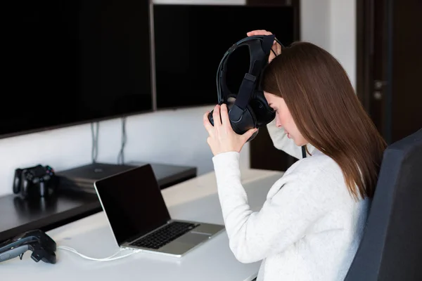 Egy nő dolgozik a laptopnál. — Stock Fotó