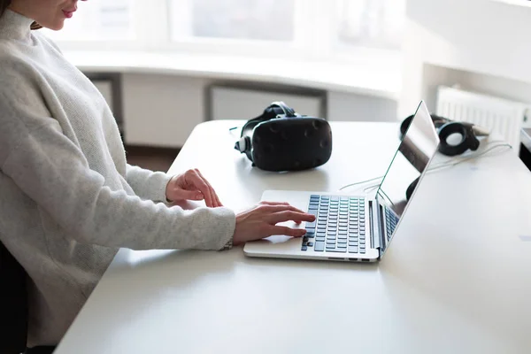 Žena pracující v laptopu — Stock fotografie