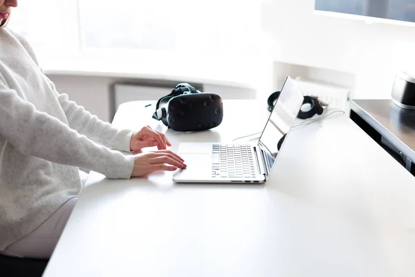 Woman working at the laptop — Stock Photo, Image