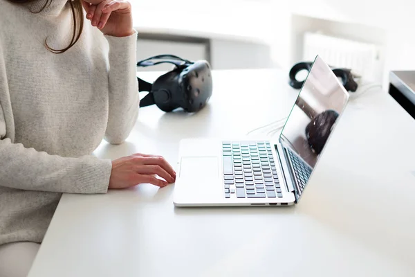 Kobieta pracująca przy laptopie — Zdjęcie stockowe