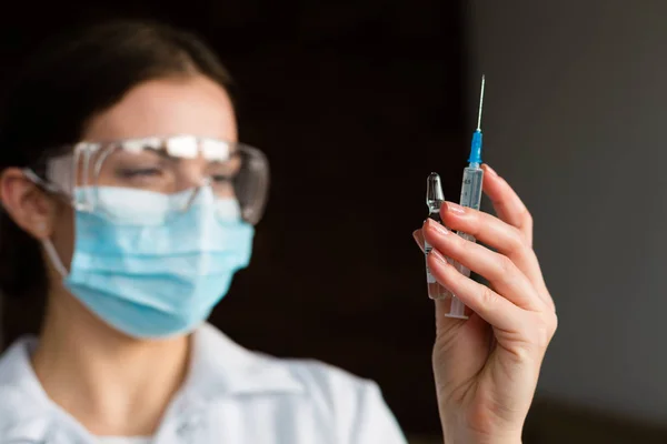 Mujer doctora sosteniendo una jeringa — Foto de Stock