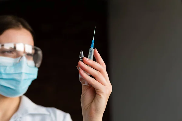 Doctora que trabaja en el laboratorio — Foto de Stock