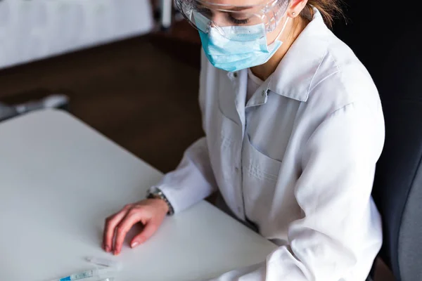 Doctora que trabaja en el laboratorio — Foto de Stock