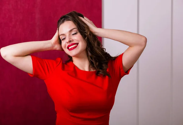 Mulher bonita em um vestido vermelho — Fotografia de Stock