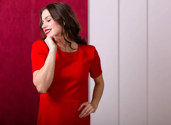 Mooie vrouw in een rode jurk — Stockfoto