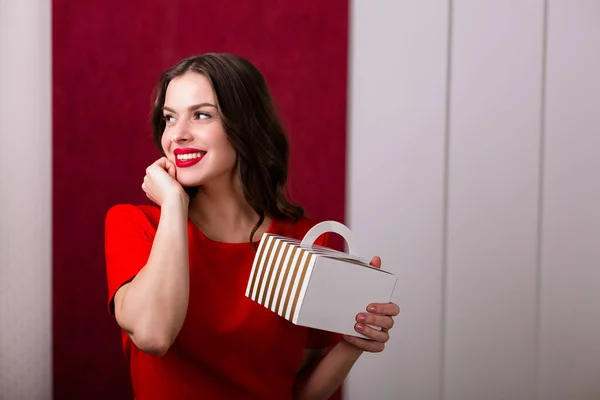 Mulher segurando uma caixa de presente — Fotografia de Stock