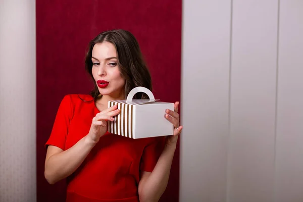 선물 상자를 들고 있는 여자 — 스톡 사진
