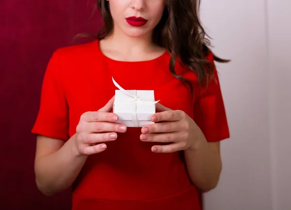 Vrouw met een geschenkdoos — Stockfoto