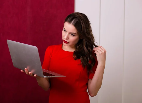 Kvinna med en bärbar dator — Stockfoto
