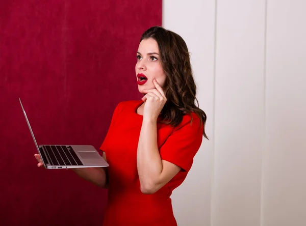 Mujer sosteniendo un portátil — Foto de Stock