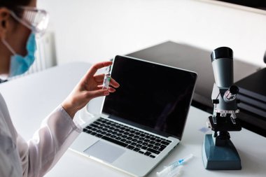 Laboratuarda çalışan kadın doktor