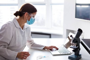 Laboratuarda çalışan kadın doktor