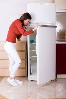 Buzdolabının duran ve Gıda seçimi genç kadın