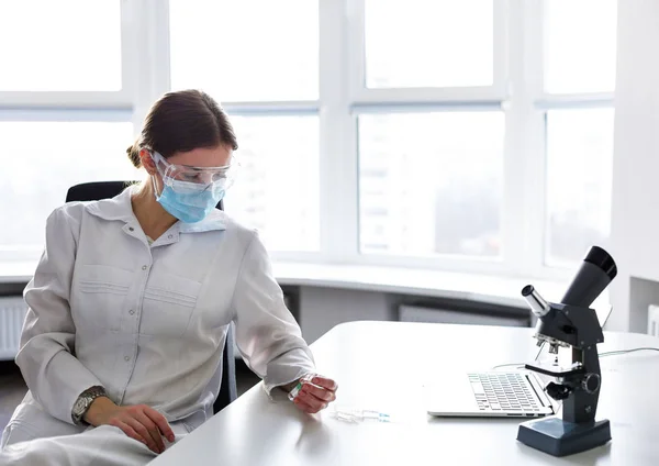 Woman doctor working in the lab — Stock Photo, Image