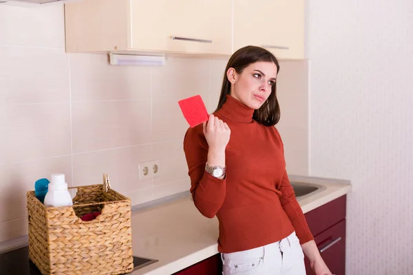 Mulher Bonita Limpando Sua Cozinha Apartamento — Fotografia de Stock