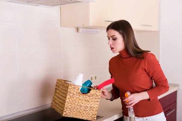 Hermosa Joven Mujer Limpiando Apartamento Cocina — Foto de Stock