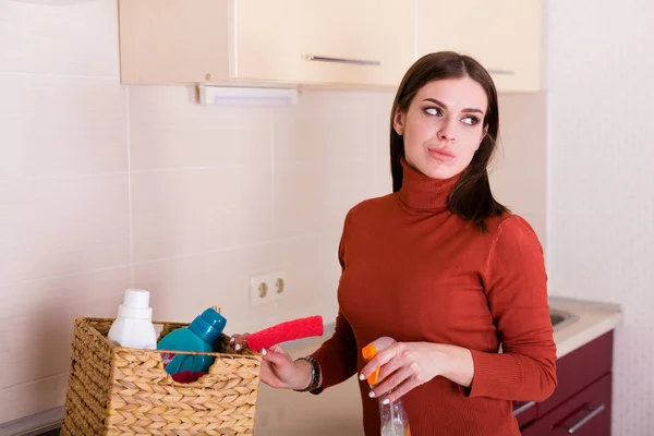 Wanita Muda Cantik Membersihkan Dapur Apartemennya — Stok Foto