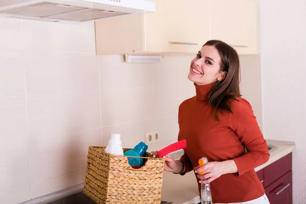 Όμορφη Νεαρή Γυναίκα Καθαρισμού Της Κουζίνας Διαμέρισμα — Φωτογραφία Αρχείου