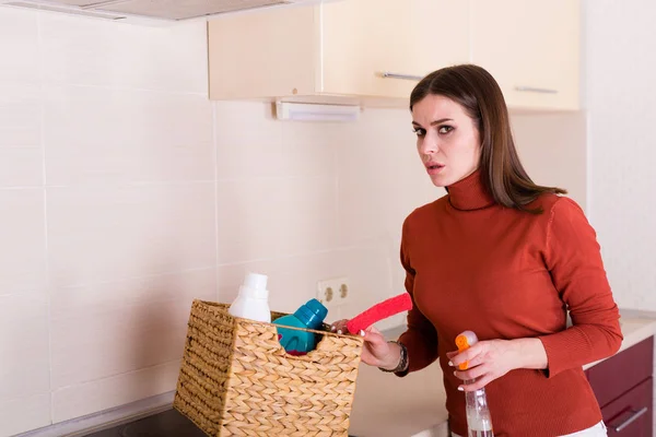Güzel Genç Kadın Onun Daire Mutfak Temizlik — Stok fotoğraf