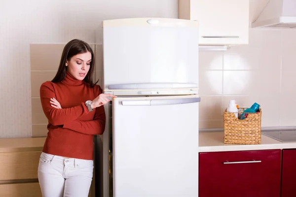 Mooie Jonge Vrouw Haar Appartement Keuken Schoonmaken — Stockfoto