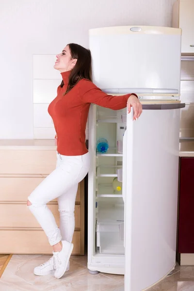 Junge Frau Steht Kühlschrank Und Wählt Lebensmittel — Stockfoto