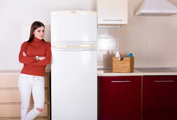 Mooie Jonge Vrouw Haar Appartement Keuken Schoonmaken — Stockfoto