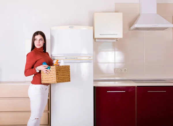 Mooie Jonge Vrouw Haar Appartement Keuken Schoonmaken — Stockfoto