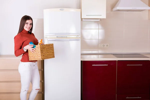 Hermosa Joven Mujer Limpiando Apartamento Cocina — Foto de Stock