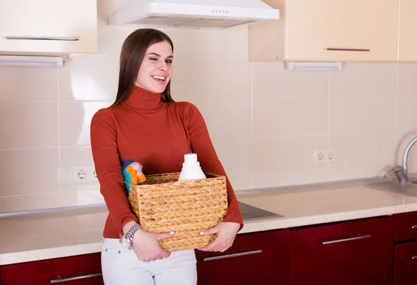 Mulher Bonita Limpando Sua Cozinha Apartamento — Fotografia de Stock