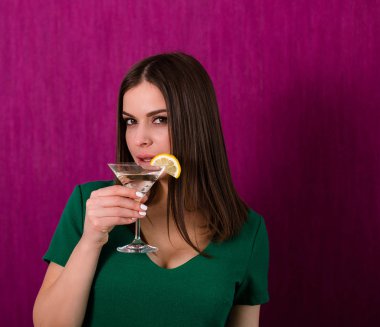 Mutlu kadın partide kokteyl içme