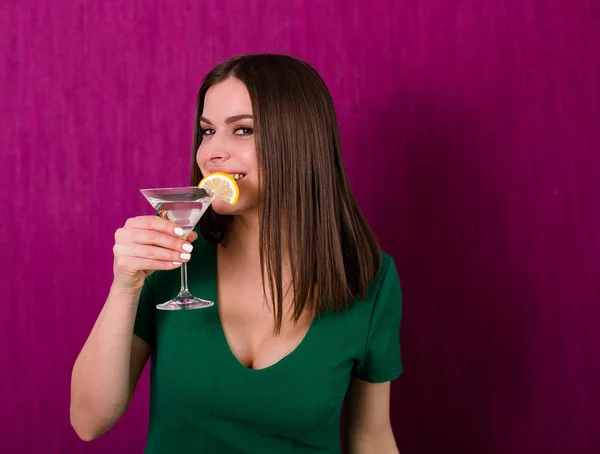 Mujer Feliz Bebiendo Cóctel Fiesta — Foto de Stock