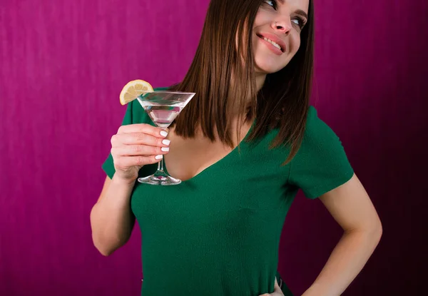 Mujer Feliz Bebiendo Cóctel Fiesta — Foto de Stock