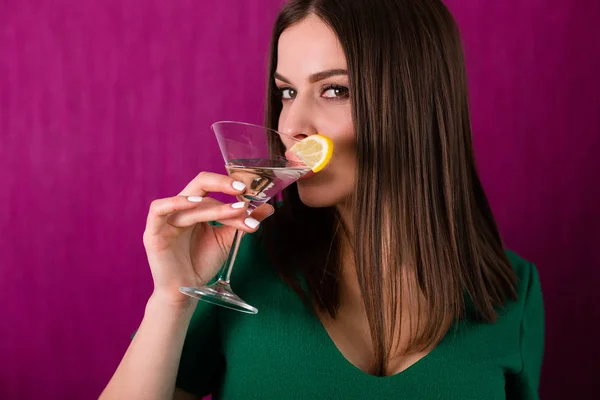 Mujer Feliz Bebiendo Cóctel Fiesta — Foto de Stock