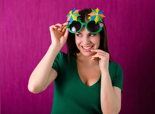 Žena Nosí Brýle Strana Slaví Den Svatého Patrika — Stock fotografie