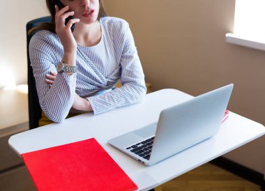 Belgili tanımlık laptop, ofiste çalışan genç kadın