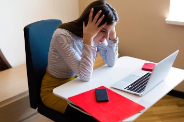 Belgili tanımlık laptop, ofiste çalışan genç kadın