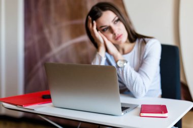 Belgili tanımlık laptop, ofiste çalışan genç kadın