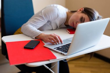 Belgili tanımlık laptop, ofiste çalışan genç kadın