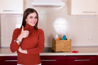 Güzel genç kadın onun daire mutfak temizlik