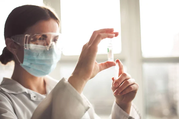 Laboratoriana Mujer Sosteniendo Muestras Antibióticos Jeringa — Foto de Stock