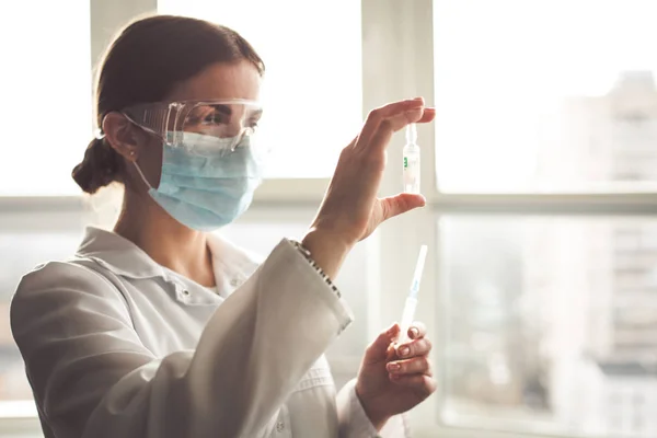 Laboratoriana Mujer Sosteniendo Muestras Antibióticos Jeringa — Foto de Stock