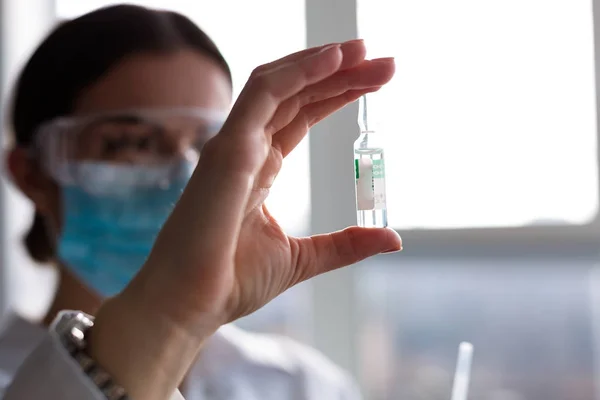 Kadın Antibiyotik Örnekleri Şırınga Tutarak Laboratorian — Stok fotoğraf