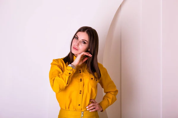 Sarı Gömlek Etek Güzel Kadın — Stok fotoğraf