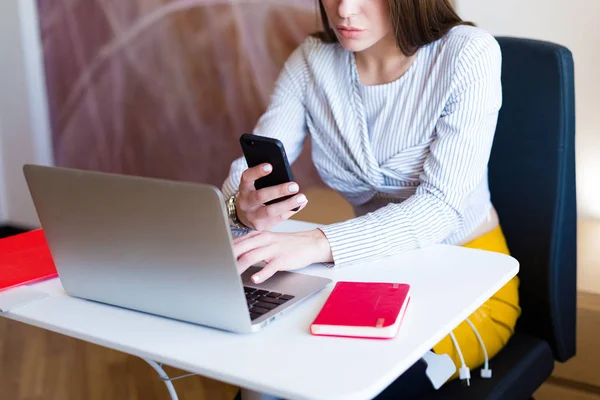 Jovem Mulher Trabalhando Laptop Escritório — Fotografia de Stock