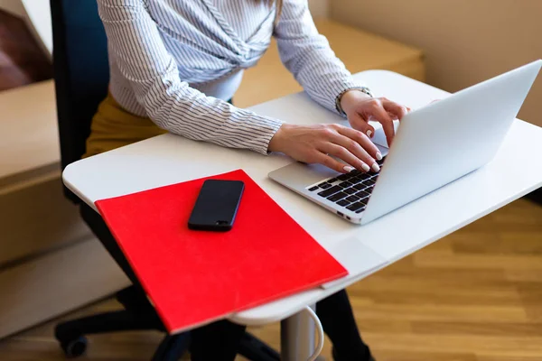 Young Woman Working Laptop Office — Stock Photo, Image