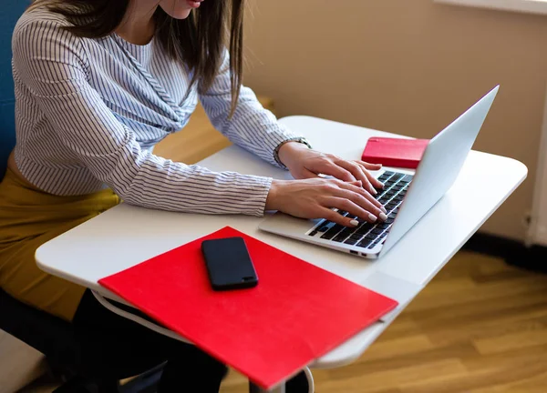 Giovane Donna Che Lavora Computer Portatile Ufficio — Foto Stock